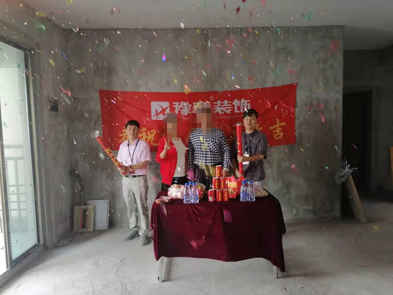 恭祝龍華云錦徐總愛家開工大吉??！